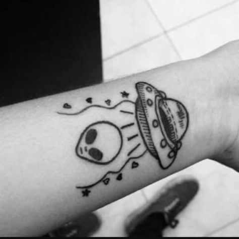 pinterest | bellaxlovee ✧☾ Ufo Tattoo, Kunst Tattoos, Alien Tattoo, Doodle Tattoo, Aesthetic Tattoo, Tattoo Outline, Trendy Tattoos, Piercing Tattoo, A Tattoo