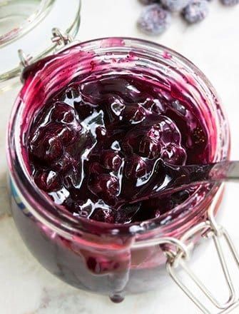 Blueberry Pie Filling Blueberry Topping For Cheesecake, Blueberry Pie Filling Recipes, Blueberry Sauce Recipe, Easy Blueberry Pie, Pectin Recipes, Fruit Jam Recipes, Homemade Blueberry Pie, Blueberry Jam Recipe, Blueberry Topping