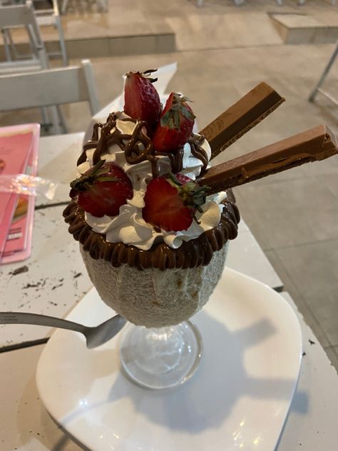 Doce Aesthetic, Desert Aesthetic Food, Parfait Aesthetic, Food Instagram Aesthetic, Date Milkshake, Milkshake Aesthetic, Chocolate Parfait, Strawberry Candy, Delicious Deserts