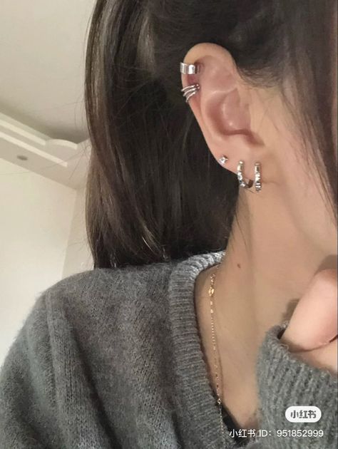 "Stand Out from the Crowd with These Extraordinary Ear Piercing Ideas" Ear Piercings Placement Chart, Ušný Piercing, Minimalist Ear Piercings, Ear Piercing Ideas, Ear Piercings Chart, Cool Ear Piercings, Pretty Ear Piercings, Cool Piercings, Cute Ear Piercings