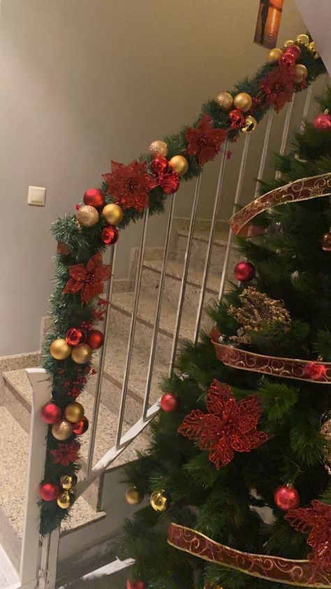 Characterized by a light color palette, natural materials, and functional furniture, this style creates a cozy, welcoming atmosphere. Christmas Deco Stairs, Decoracion Escaleras Navidad Ideas, Balcony Christmas Decor, Christmas Stairs Decorations, Green Christmas Tree Decorations, Christmas Staircase Decor, Diy Natal, Christmas Stairs, Decor Christmas Home