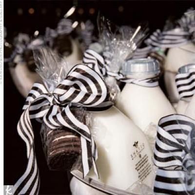 Milk and cookies wedding favors...love it! Plus, when guests have finished the milk, they can take the bottle home and use it as a vase. <3 Interfaith Wedding, Cookie Wedding Favors, Proposal Planning, Cookies And Milk, Unisex Baby Shower, Milk And Cookies, Cookie Favors, Cookie Party, Milk Bottles