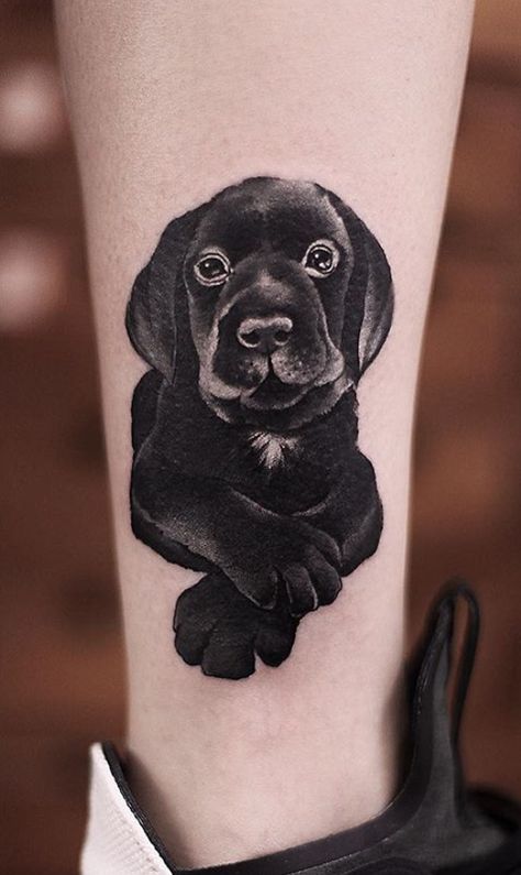 19 Creative Pet Inspired Tattoos To Remember Your Best Friend It doesn't matter what kind of pet you have, these heartwarming tattoos will give you an idea of how to capture your pet's personality in your next ink. Black Labrador Tattoo, Labrador Retriever Tattoo, Black Dog Tattoo, Labrador Tattoo, Retriever Tattoo, Dog Portrait Tattoo, Puppy Tattoo, Hp Tattoo, Dog Memorial Tattoos