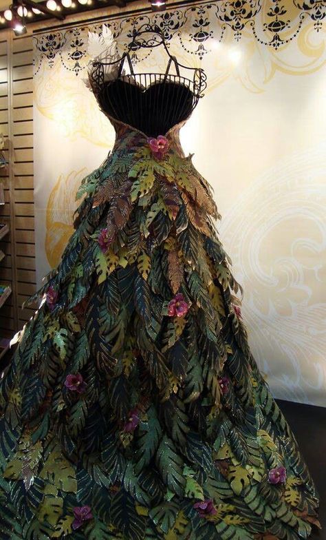 woodland fairy dresses | This woodland gown is made entirely of paper Mannequin Christmas Tree, Christmas Tree Dress, Tree Dress, Paper Fashion, Fairy Dresses, Fairy Clothes, Paper Dress, Woodland Fairy, Dress Forms