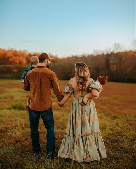 Pumpkin Farm Family Pictures, Fall Family Of 4 Photoshoot Poses, Hay Bale Family Photoshoot, Vintage Fall Family Photoshoot, Fall Family Field Photos, Fall Family Photos Two Daughters, Family Pictures Cold Weather, Pasture Family Pictures, Family Boho Photoshoot