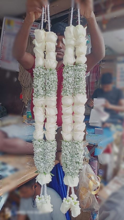 Bride And Groom Garland Indian, Bridal Flower Garland, White And Green Varmala, Types Of Varmala, Wedding Flower Haar Mala, Bridal Malai Indian Weddings, Garlands Engagement Indian Flower, Reception Garland For Lehenga, Hindu Garlands Wedding