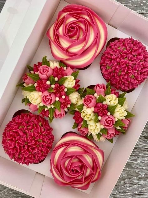 These are CUPCAKES!!! 😍 Cupcake Trends, Russian Icing Tips, Cupcake Decorating Tips, Fall Cupcakes, Buttercream Flower, Cupcake Cake Designs, Floral Cupcakes, Icing Tips, Creative Birthday Cakes