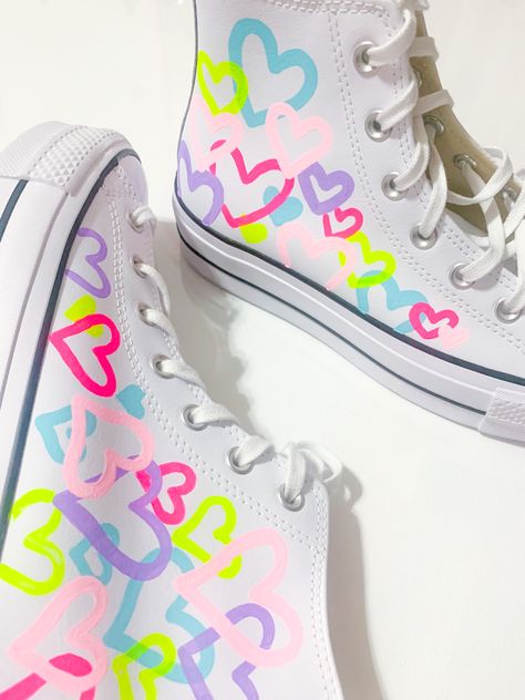 Converse Painting Ideas, Preppy Converse, Converse Painted, Iris Cabin, Sneaker Painting, Preppy Heart, Heart Converse, Diy Converse, Yellow Hearts