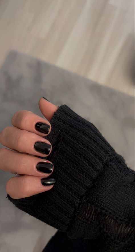 Black nails Minimal Aestetic Simple nails Black Minimal Nails, Black Nails Plain, Small Black Nails, Plain Black Nails, Black Painted Nails, Nails Minimal, Oval Nails Designs, Black Fingers, Quinceanera Dresses Pink