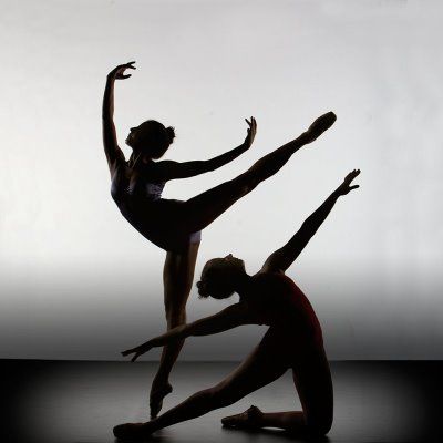 Beautiful Silhouette Dancers Dance Duet Poses, Modern Dans, Dance Duet, Dancing Poses, Ballet Dance Photography, Dance Picture Poses, Dance Photo Shoot, Dancer Photography, Dance Photography Poses