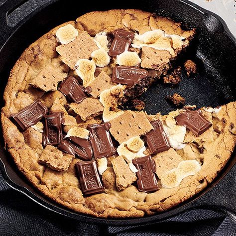 Chocolate, marshmallow and graham crackers are all here, but with a twist. This cast iron skillet recipe combines them to create a giant s’mores skillet cookie. Shareable Desserts, Hershey Recipes, Iron Skillet Recipes, Skillet Cookie, Cast Iron Skillet Recipes, S'mores, Köstliche Desserts, Skillet Meals, Iron Skillet