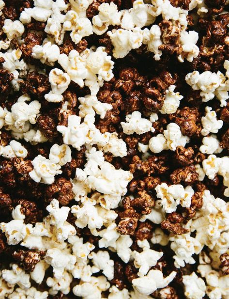 Black and White Popcorn Black And White Popcorn Recipe, Black And White Popcorn, Holiday Party Menu, Homemade Snacks Recipes, Papa Recipe, White Popcorn, Entertaining Food, Popcorn Recipe, Types Of Desserts