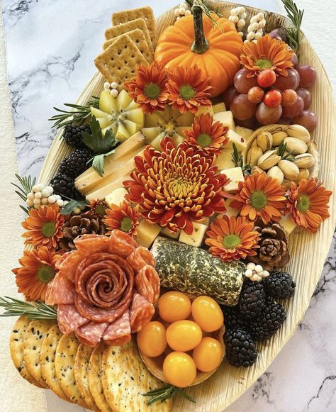 Cheese And Cracker Wedding Display, Honey On Charcuterie Board, Fall Appetizer Board, Fall Fruit Tray Ideas For Party, Fall Meat And Cheese Board, Autumn Charcuterie Board Ideas, Fall Crudite Platter Ideas, Fall Grazing Table Ideas, Fall Grazing Table