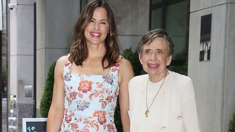 Jennifer Garner And Mom Pat Bring Their Pretend Cooking Show To ‘Today’ Recipe For Blackberry Cobbler, Culture Quotes, Breakfast Party Foods, Blackberry Cobbler, Easy Dinner Casseroles, Breakfast Party, Etiquette And Manners, Jennifer Garner, Mardi Gras Gifts