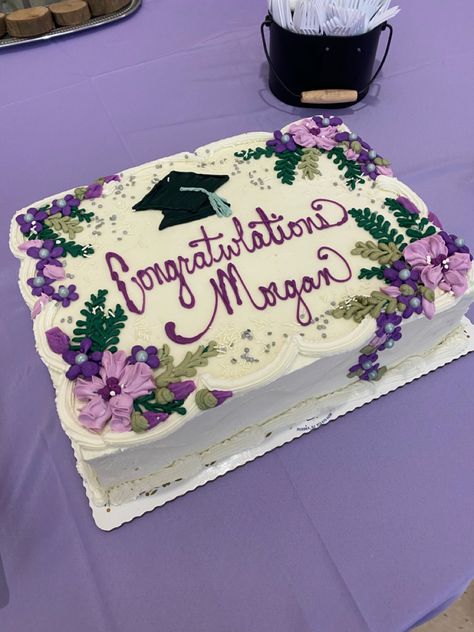 Grad Cake With Flowers, Sheet Cake Designs Graduation, Graduation Party Ideas Cake, Grad Cake Designs, Senior Graduation Cake, Grad Party Cakes High School, Purple Graduation Party Ideas Decoration, Rectangle Graduation Cake, Pretty Graduation Cakes