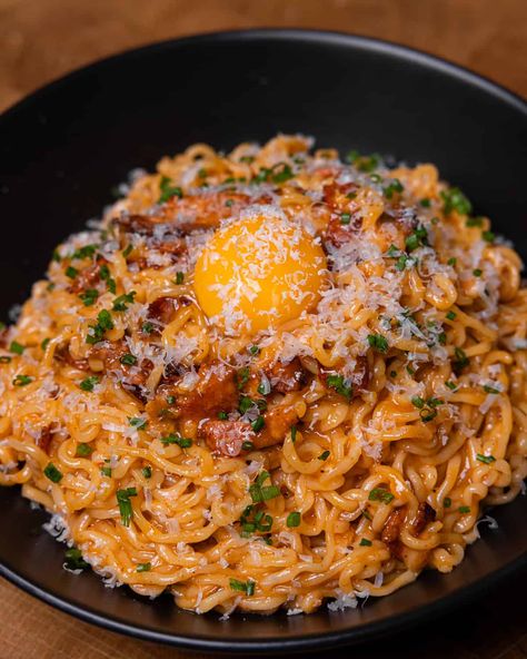 Ramen Carbonara - GENIUS EATS Ramen Carbonara Recipe, Creamy Ramen Noodles, Creamy Ramen, Ramen Carbonara, Carbonara Ramen, Traditional Carbonara, Italian Carbonara, Easy Ramen, Carbonara Recipe