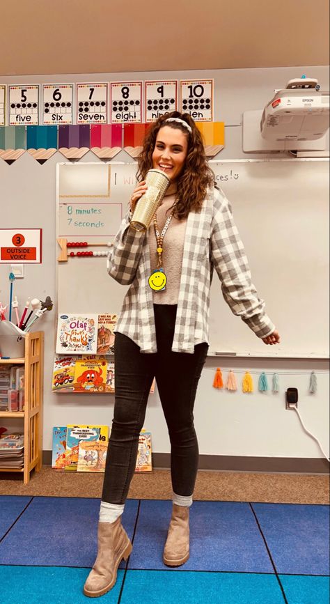 Flannel Teacher Outfit, Flannel Work Outfit, Cozy Teacher Outfits, Ootd Teacher, Fun Teacher Outfits, Work Attire Women, Teacher Fits, Teacher Fashion, Flannel Outfits