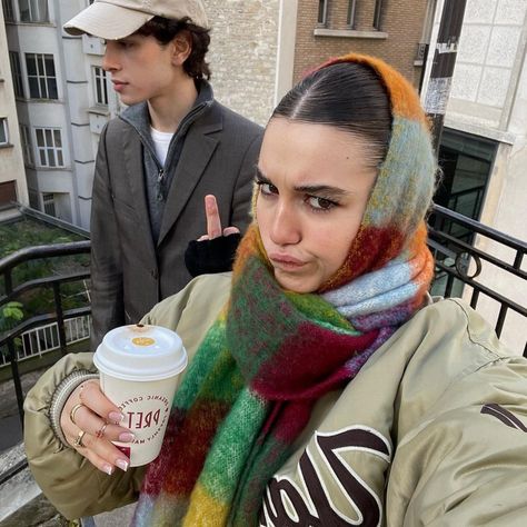 Headscarf Ideas, Scarf Aesthetic, Head Scarf Styles, Scarf Outfit, Scarf Style, Aesthetic Fall, Fall Inspo, Insta Feed, Colorful Scarf