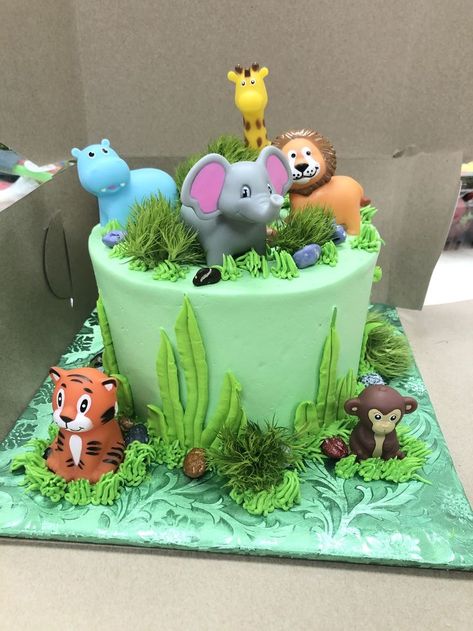 Simple Jungle Theme Cake, Simple Safari Cake, Buttercream Leaves, Frozen Pinata, Jungle Baby Shower Cake, Jungle Theme Cake, Cars Theme Cake, Jungle Theme Cakes, Mcqueen Cake