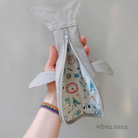 pencil case "whale" – Tutorial with pattern Pencil Case Pattern, Toothbrush Case, Fabric Cord, Sewing Instructions, Denim Crafts, Woven Fabrics, Sewing Class, Swallows, Glue Sticks