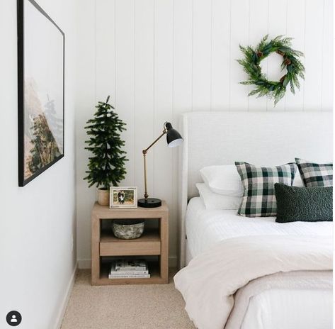 Guest Room Christmas, Christmas Guest Bedroom, Room Christmas Decor, Holiday Bed, Holiday Bedroom, Bedroom Design Inspiration, Nightstand Decor, Christmas Bedding, Small Bedroom Decor