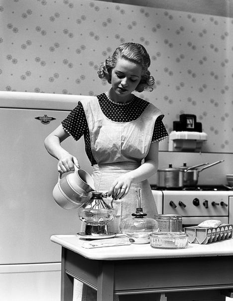 Woman In Kitchen, The Good Wife's Guide, 1940s Woman, Vintage Housewife, Happy Housewife, Retro Housewife, Perfect Wife, An Apron, Domestic Goddess