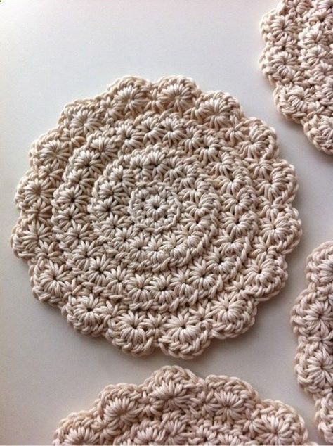 Crochet Star Stitch in the round Crocheted Coasters, Crochet Star Stitch, Crochet Star, Crochet Potholders, Crochet Stars, Crochet Motifs, Crochet Round, Crochet Stitches Patterns, Crochet Stitch