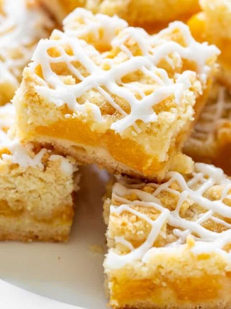 Fresh Peach Crumb Bars, Peach Pastries, Peach Recipes Dessert, Beach Desserts, Peach Crumb Bars, Peach Bars, Peaches Recipes, Peach Crumble Bars, Fresh Peach Recipes