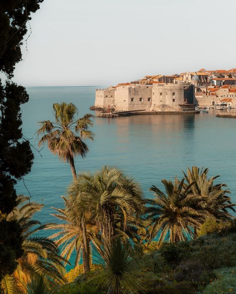 The most beautiful hotel in Dubrovnik, Croatia 🇭🇷🤩 SAVE & SHARE With the best views overlooking the Old City of Dubrovnik, you’re going to want to add this hotel in Croatia to your bucket list! Located just 5 mins from The Ploce Gate. Enjoy views the sparkling waters of the Adriatic Sea and Lokrum island . The signature outdoor fresh water pool was a highlight of my stay. Dotted along the cliffside with direct views of Dubrovnik Harbour, it really is a dream! I recommend a sunset dinner i... Lokrum Island, Sunset Dinner, Water Pool, Dubrovnik Croatia, Adriatic Sea, Beautiful Hotels, Dubrovnik, Old City, Holiday Travel