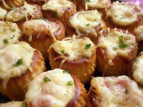 La meilleure recette de Minis bouchées chaudes au jambon (apéro en famille)! L'essayer, c'est l'adopter! 5.0/5 (9 votes), 22 Commentaires. Ingrédients: 24 minis vol au vent, béchamel, 2 tranches de jambon blanc, rapé, persil ciselé, sel et mélange de 5 baies Food Garnishes, Buffet Food, Food Humor, Miniature Food, Finger Foods, Food Videos, Appetizer Recipes, Bacon, Food And Drink