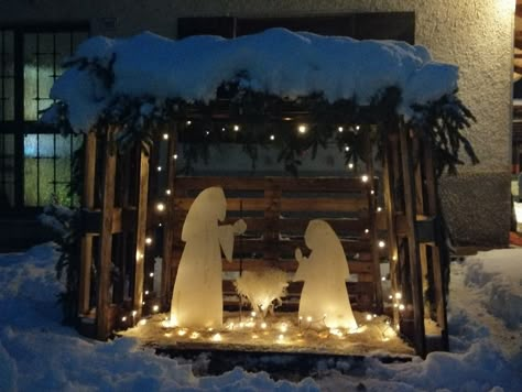 Outdoor Manger Scenes Nativity Diy, Nativity Scene Display Outdoor, Diy Outdoor Nativity Scene, Nativity Scene For Yard, Christmas House Outdoor, Diy Outdoor Nativity, Church Lobby Decor, Homemade Nativity, Tree Lighting Ideas