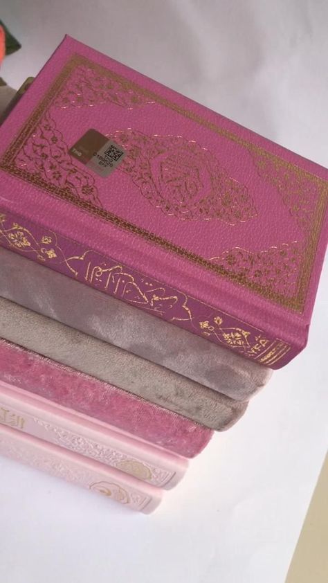 Pink Quran, Mini Quran, Beautiful Winter Pictures, Muslim Bridal, Islamic Page, Quran Book, Love In Islam, Mini Pink, Dream Book