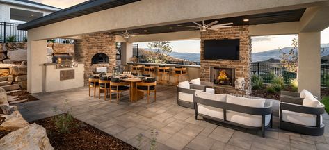 Luxury Outdoor Kitchen, Outdoor Kitchen Bars, Backyard Pavilion, Outdoor Living Rooms, Outdoor Dining Spaces, Modern Farmhouse Exterior, Pool Design, Luxury House Designs, Backyard Patio Designs