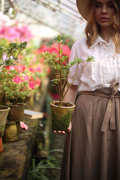 Photo Shoot Outfits, Garden Center Displays, Farm Clothes, Boho Garden, Gardening Outfit, Fashion Photography Poses, Charming Garden, Garden Photography, Branding Photoshoot