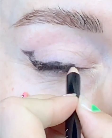 How to Create Winged Liner on Hooded Eyes, According to Makeup Artist Katie Jane Hughes | Allure Liner On Hooded Eyes, Winged Eyeliner Hooded Eyes, Hooded Eyeliner, Winged Liner Tutorial, Hooded Eyes Tutorial, Katie Jane Hughes, Easy Winged Eyeliner, Blonde Hair With Roots, Eyeshadow For Green Eyes