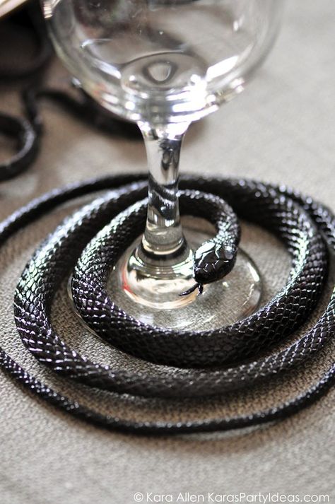 Creepy Halloween Table Decor, Snake Table Wedding, Diy Snake Decoration, Snake Halloween Decor, Diy Snake Halloween Prop, Halloween Snake Decorations, Halloween Dinner Table Decor, Halloween Table Decorations Centerpieces, Snake Table