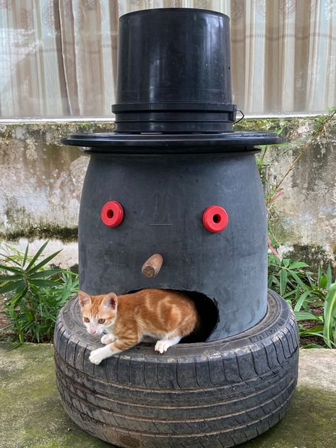 Recycle plastic drum, pail and car tire Outdoor Cat House Diy, Diy Outdoor Cat House, Plastic Drums, Cat House Diy, Outdoor Cat House, Outdoor Cat, Old Tires, Outdoor Cats, Diy Car