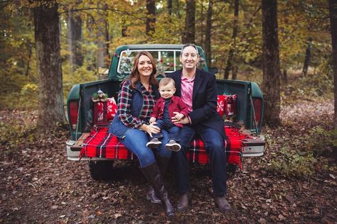 Truck Bed Christmas, Bed Christmas Photoshoot, Truck Bed Christmas Photoshoot, Christmas Truck Mini Sessions, Farm Family Photoshoot, Christmas Photographer, Vintage Truck Christmas, Family Holiday Pictures, Christmas Pictures Outfits