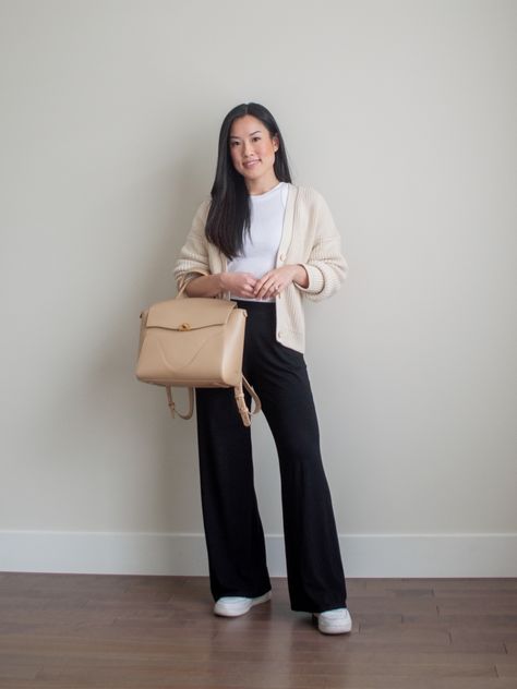 Trouser Airport Outfit, Airport Outfit For Petite Women, Wide Leg Travel Outfit, Wide Leg Pants Airport Outfit, Traveling Outfit Ideas, Airport Outfit Women, Airforce 1 Outfit Women, Travel Capsule Wardrobe Spring, Airforce 1 Outfit