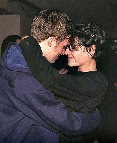 Damon Albarn and Justine Frischmann Justine Frischmann, Es Der Clown, Damon Albarn, Gay Aesthetic, Photographie Inspo, Poses References, Gay Love, Pose Reference Photo, Foto Inspiration