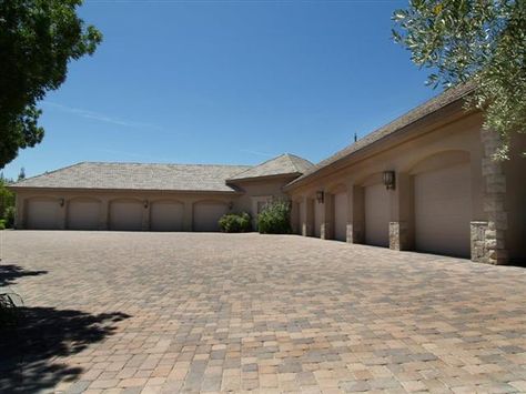 thats the one..... I need this much garage space....plus the driveway is pretty sweet 10 Car Garage, Play Garage, Massive Garage, 6 Car Garage, Craftsman Style Kitchens, Garage Pictures, Loafing Shed, Car Room, Mansion Exterior