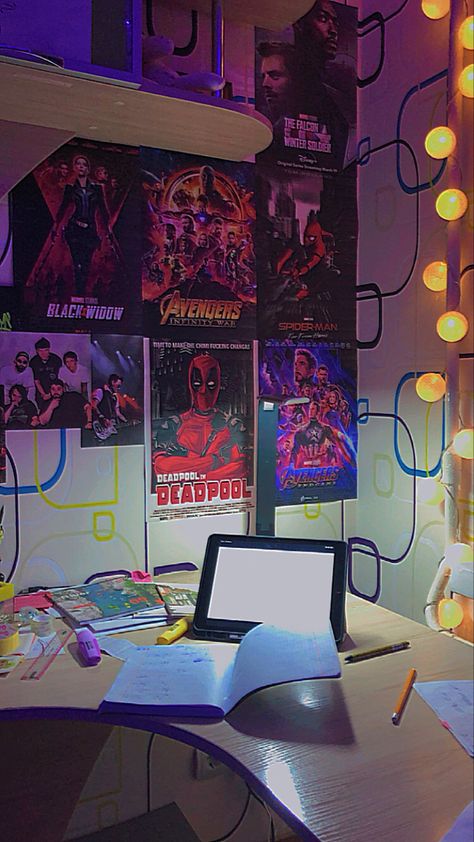 Superhero Room Aesthetic, Film Themed Room, Spiderman Themed Room Aesthetic, Diy Avengers Room Decor, Spider Man Room Decor Aesthetic, Spiderman Room Decor Aesthetic, Room Ideas Spiderman, Spiderman Bedroom Aesthetic, Marvel Decorations Room