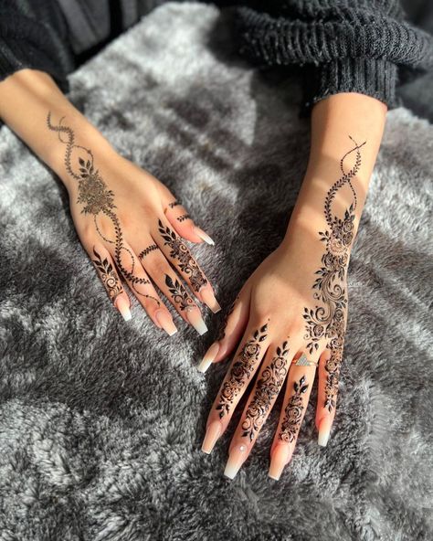 Ameena 👩🏽‍🎨 Henna stencils on Instagram: “Todays simple nikkah henna 😍 Left hand design inspired by @fehndesignn 🤍 - - - #bridal #bridalhenna #henna #blackhenna #naturalhenna…” Henna Designs Jagua, Henna For Bridesmaids, Elegant Bridal Henna, Fancy Henna Designs, Mendhi Designs Elegant, Henna Designs Detailed, Henna Bridesmaids, Mehndi Outfit Bridesmaids, Henna Designs For Weddings