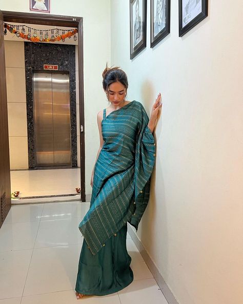 Anushka Sen Saree, Diwali Photography, Anushka Sen, Photo Pose Style, Insta Models, Indian Beauty Saree, Photo Poses, Saree, Actresses