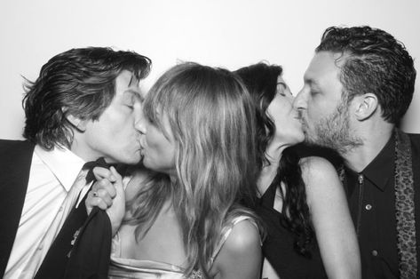 From left to right: Alex Turner and Louise Verneuil kissing, and Amanda Blank and Matt Helders also kissing. Alex Turner Cute, Alex Turner Arctic Monkeys, Arctic Monkeys Concert, Monkey Icon, Matt Helders, The Last Shadow Puppets, Last Shadow, Artic Monkeys, Shadow Puppets