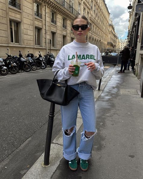 Marine Diet (@marine_diet) • Instagram photos and videos Outfit Zapatillas, Adidas Gazelle Green, Green Shoes Outfit, Los Angeles Street Style, Adidas Gazelle Outfit, Casual Dinner Outfit Summer, Plus Size Ripped Jeans, Chica Chola, Dinner Outfit Casual