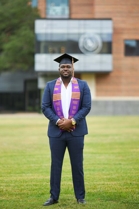 Male Graduation Pictures Posing Ideas, Graduation Photoshoot Ideas Men, Male Graduation Poses, Graduation Photoshoot Men, Graduation Photography Men, Outdoor Graduation Photoshoot Ideas, Convocation Photoshoot, Male Graduation Pictures, Photoshoot Ideas Men