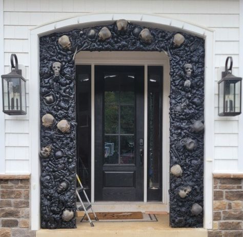 Halloween decorations, skulls, diy Skull Archway Diy, Halloween Archway, Halloween Archway Diy, Diy Skulls, Arch Doorway, Halloween Entertaining, Outdoor Halloween, Halloween Outdoor Decorations, Fall Festival