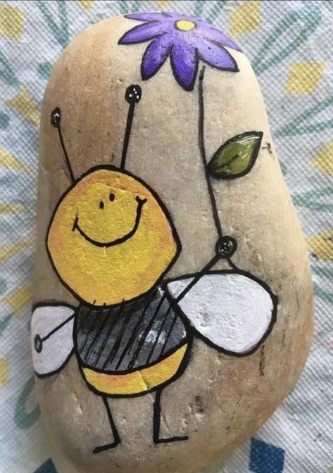 Bee On Rock Painting, Bee Stones Painted Rocks, Painted Rocks Bumble Bee, Bee Happy Rock Painting, Insect Rock Painting Ideas, Ladybug Rocks, Garden Rock Art, Painted Shells, Painted Rocks Craft