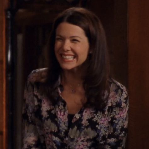 lorelai gilmore Lorelai Gilmore Smiling, Loralie Gilmore Hairstyles, Loralie Gilmore Makeup, Loralie Gilmore Hair, Lorili Gilmore, Lorili Gilmore Outfits, Lorelai Gilmore Hair, Lorelai Hair, Lorelei Gilmore